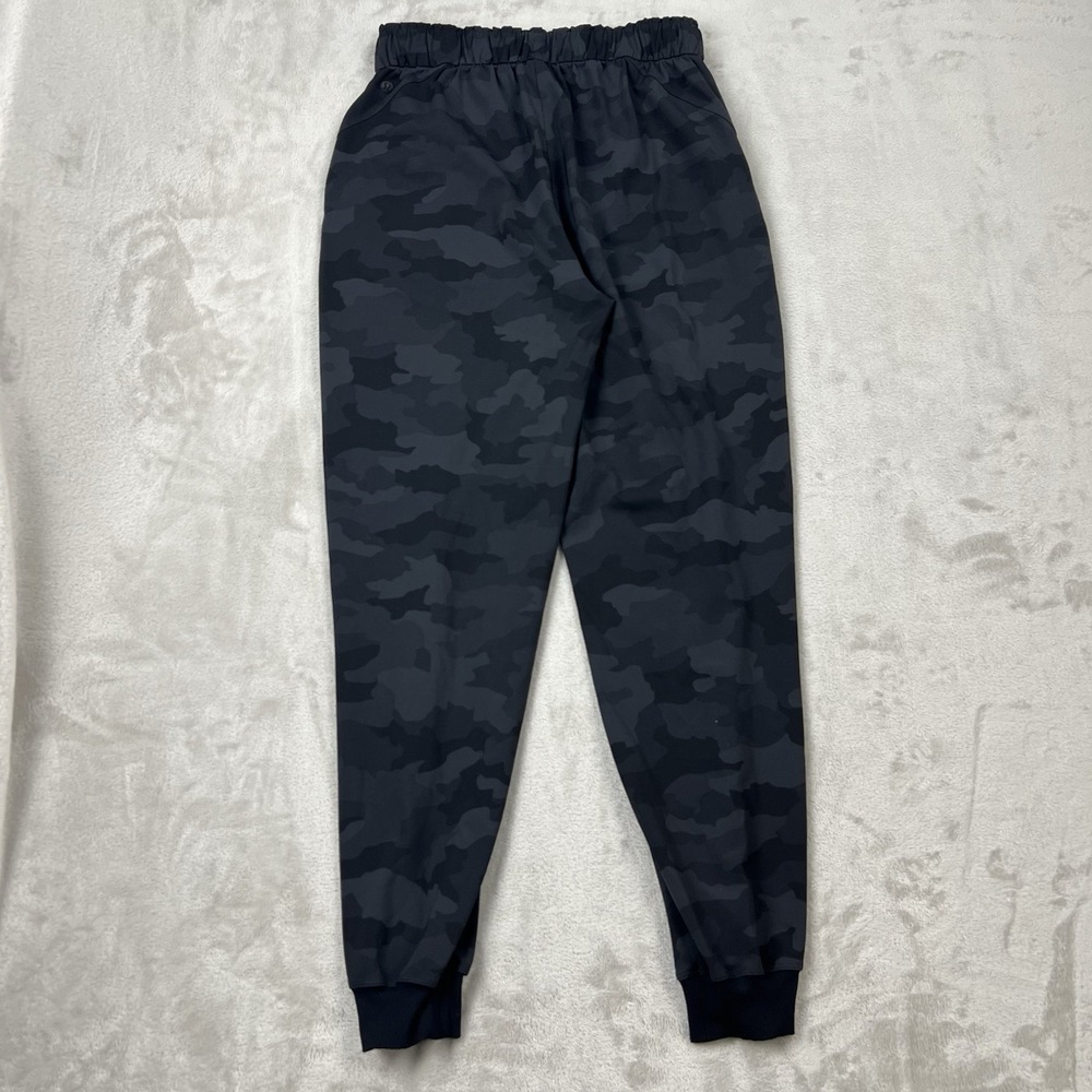 Lululemon On The Fly Jogger Camo Deep Coal Women's‎ Size 6 Yoga - Picture 2 of 7
